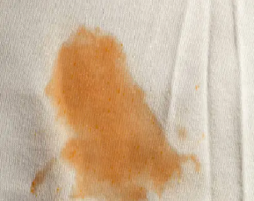 El truco de hogar ideal para sacar las manchas de aceite en la ropa