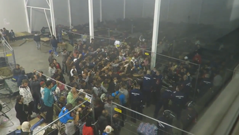 trato inhumano: investigan un video donde se les tira comida a los refugiados trato inhumano: investigan un video donde se les tira comida a los refugiados