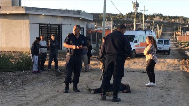Femicidio en Salta: un hombre mató a puñaladas a su ex y se prendió fuego en plena calle