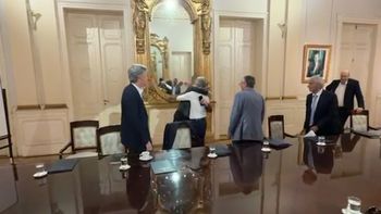 al ritmo de vamos por la gloria de la beriso, milei abrazo a cada uno de los miembros del gabinete al ritmo de vamos por la gloria de la beriso, milei abrazo a cada uno de los miembros del gabinete