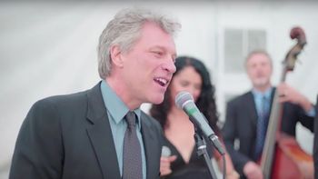 video: mira a bon jovi cantar uno de sus clasicos en un casamiento video: mira a bon jovi cantar uno de sus clasicos en un casamiento