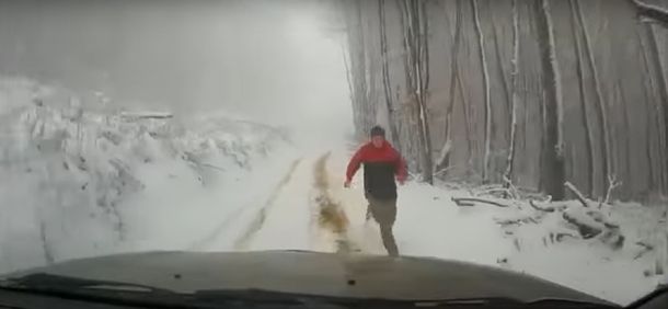 Un auto desbarranca porque no tenía puesto el freno de mano