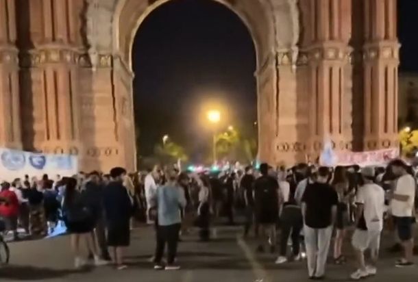 También en Barcelona: un gran número de personas despidió a Indio Solari en el Arco del Triunfo