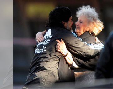 Las Abuelas de Plaza de Mayo también se sumaron a los homenajes por la partida de Diego