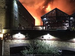 Incendio en le Camden Lock de Londres - Crédito: @LondonFire