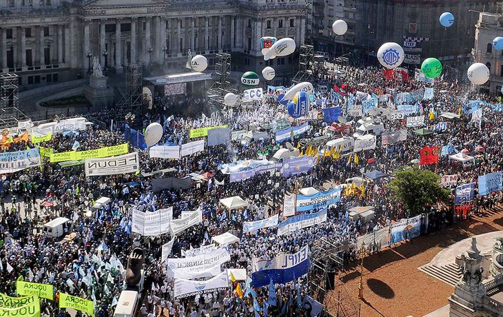 Los gremios anunciarían este martes el primer paro general contra Macri