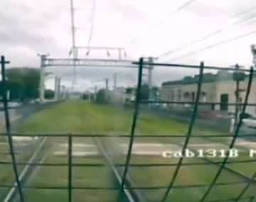 VIDEO: una formación del tren Roca frenó de emergencia para no atropellar a cuatro nenes