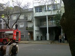 Susto en Parque Chacabuco por un  incendio en un edificio