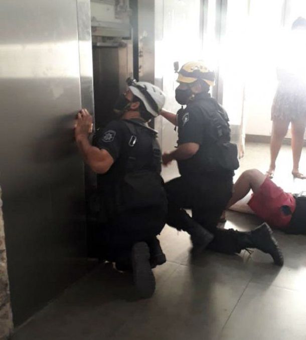 Rosario: un ascensor en el que viajaban 5 jóvenes se desplomó desde el 7° piso