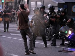 Investigan a la policía motorizada por la represión durante el debate de la Ley Ómnibus