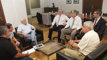 el gobierno se muestra con la cgt de calo el gobierno se muestra con la cgt de calo