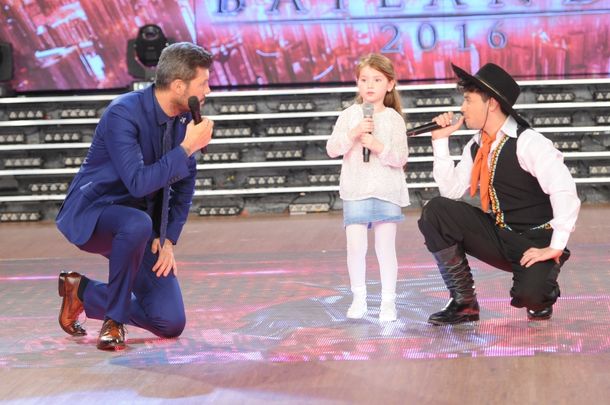 Agustín Casanova bailó folclore y cantó Loquita con Jazmín, una fan ¡de cinco años!