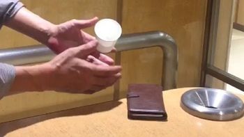 Un truco de magia donde una japonés hace levitar un vaso y un cigarrillo Un truco de magia donde una japonés hace levitar un vaso y un cigarrillo
