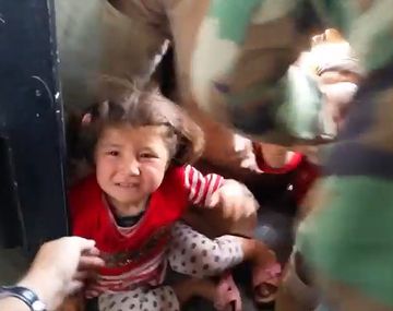 Las desesperadas imágenes de civiles yazidíes intentando ser rescatados por un helicóptero