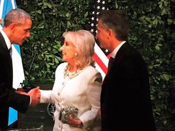 cena en homenaje a barack obama: la foto del saludo a mirtha y la ausencia de marcelo tinelli cena en homenaje a barack obama: la foto del saludo a mirtha y la ausencia de marcelo tinelli