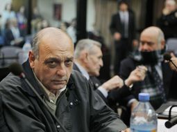 El ex agente civil de inteligencia del Ejército durante la dictadura militar argentina (1976-1983) Raul Guglielminetti (i) observa junto a Ruben Visuara (d), ex teniente coronel del Ejército argentino (Archivo) El ex agente civil de inteligencia del Ejército durante la dictadura militar argentina (1976-1983) Raul Guglielminetti (i) observa junto a Ruben Visuara (d), ex teniente coronel del Ejército argentino (Archivo)