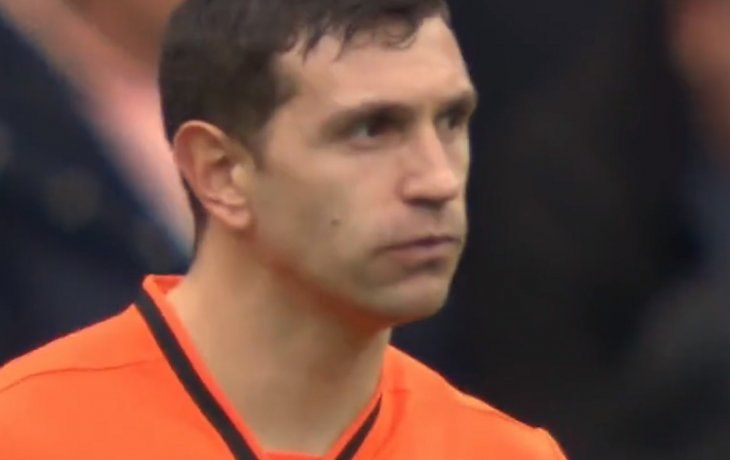 La mala suerte del Dibu en la derrota del Aston Villa ante Arsenal