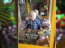 un bebe quedo atrapado en una maquina un bebe quedo atrapado en una maquina