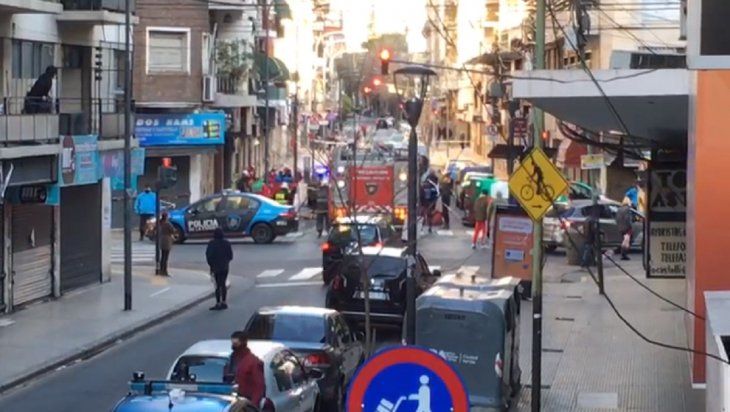 Tragedia y misterio en Balvanera: una mujer y sus dos hijos murieron tras caer de un noveno piso