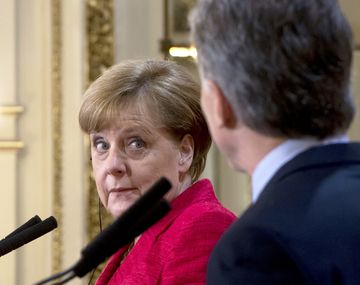 El momento en que la canciller alemana Ángela Merkel mira a Mauricio Macri tras el chiste que le hace el Presidente.