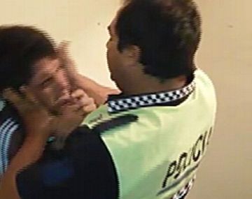 Tucumán: brutal agresión de un policía a un preso