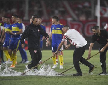 Bajo un diluvio y tras 23 minutos de suspensión