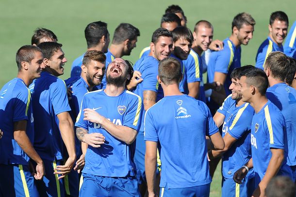 Mirá el recibimiento como estrella de los jugadores de Boca a Daniel Osvaldo