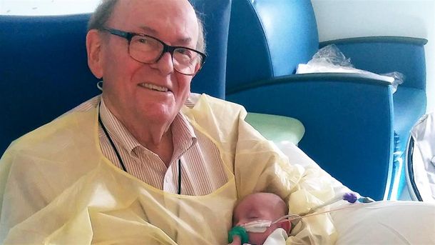 Conmovedor: un abuelo pasa la noche sosteniendo bebés prematuros para que no estén solos
