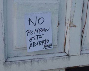 Puso un cartel para que no rompan la puerta