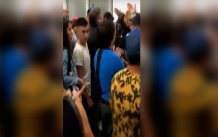 Los familiares de las chicas arremetieron contra los efectivos de seguridad del aeropuerto