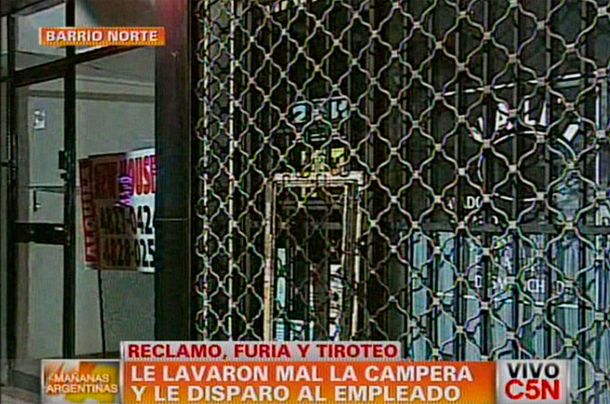 A un hombre no le gustó cómo le lavaron la ropa y discutió a los tiros