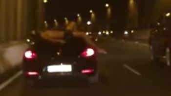 una mujer salio a manejar con un hombre semidesnudo en el baul: mira el video una mujer salio a manejar con un hombre semidesnudo en el baul: mira el video