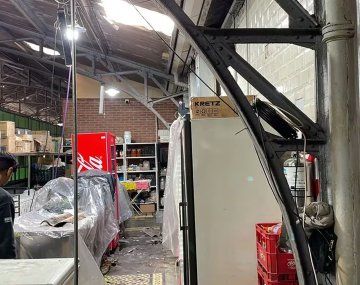 Video: un operario resultó herido tras caer del techo del Mercado de San Telmo