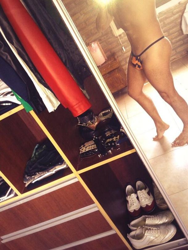 Mirá cómo toma sol este excéntrico mediático