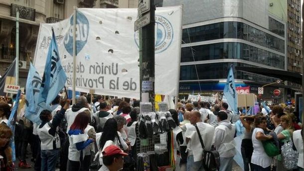 Multitudinaria marcha de los gremios docentes al Ministerio de Educación