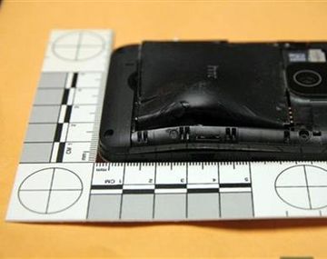 Su celular lo salva del disparo de un delincuente