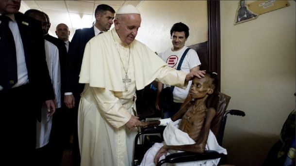 Impactante foto del Papa en un hospital africano