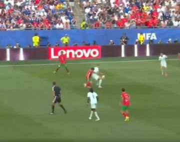 La polémica en el primer gol de Francia que el VAR no revisó y la TV no repitió: ¿hubo mano?