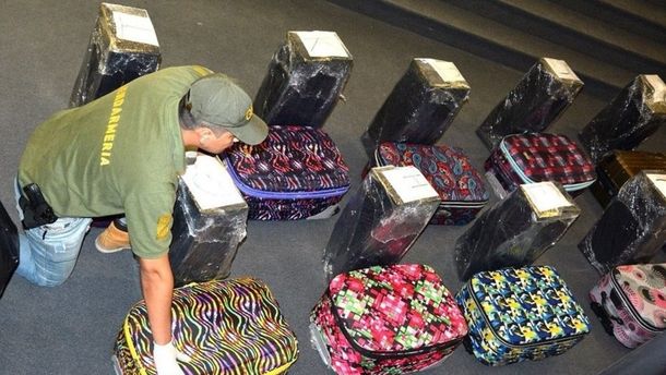 Secuestraron 12 valijas con 400 kilos de cocaína.