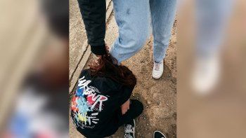La víctima fue golpeada y pateada en el piso. La víctima fue golpeada y pateada en el piso.