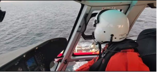 Video: Prefectura Naval evacuó de urgencia a un tripulante de un buque pesquero