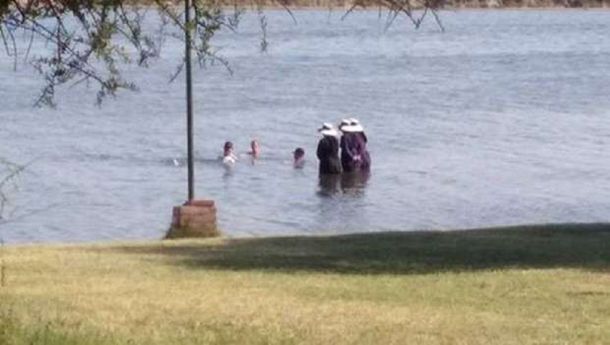 Menonitas se bañan vestidas en La Pampa