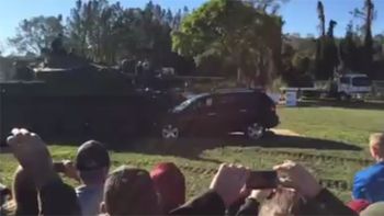 locura al volante: un senador aplasto un auto con un tanque locura al volante: un senador aplasto un auto con un tanque