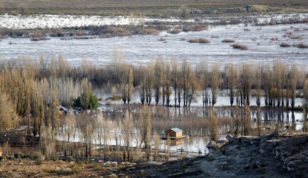 Inundaciones en Neuquén: familias afectadas deben refugiarse hasta en cuevas