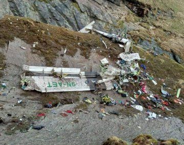 Hallaron 16 cadáveres de las personas que viajaban en el avión que se estrelló en Nepal