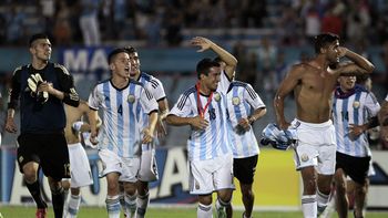lionel messi saludo al plantel argentino sub 20 campeon del sudamericano lionel messi saludo al plantel argentino sub 20 campeon del sudamericano