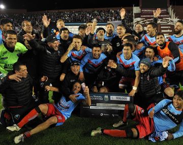 El festejo de Brown de Adrogué tras eliminar a Independiente