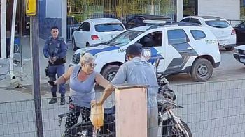 brasil: prendio fuego su moto por enojarse en un control y dejo a su madre en estado critico