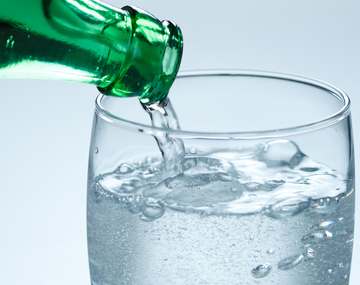 El truco casero para limpiar las botellas de vidrio a fondo