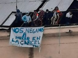 Penal de Devoto: la bandera colocada por los presos en medio del mot&iacute;n